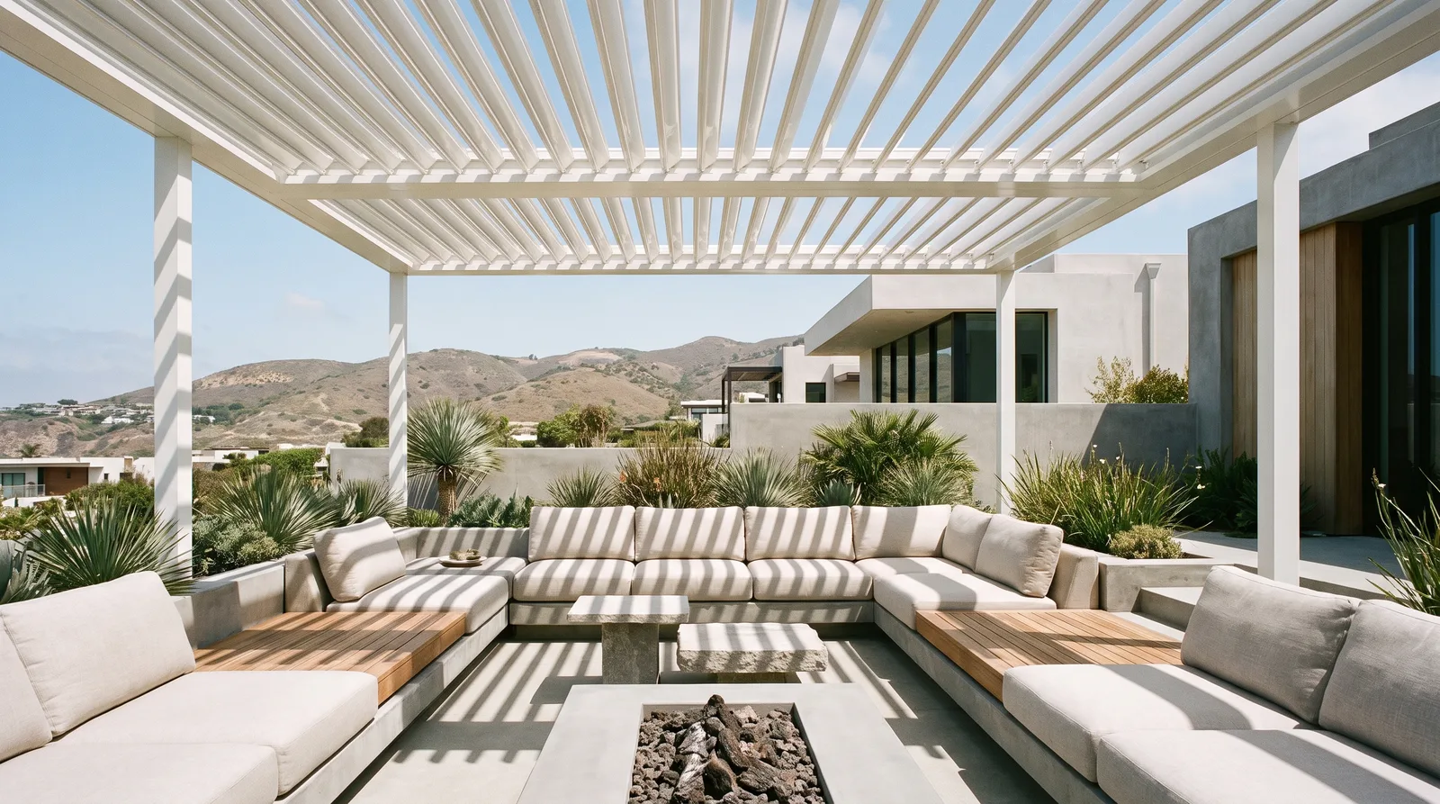 Louvered aluminum shade structure with adjustable roof slats